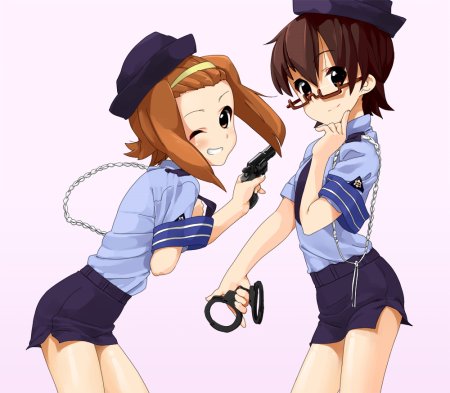Нодока Манабэ и Рицу Тайнака в полицейской форме с наручниками смотрят на тебя. Да-да, именно на тебя